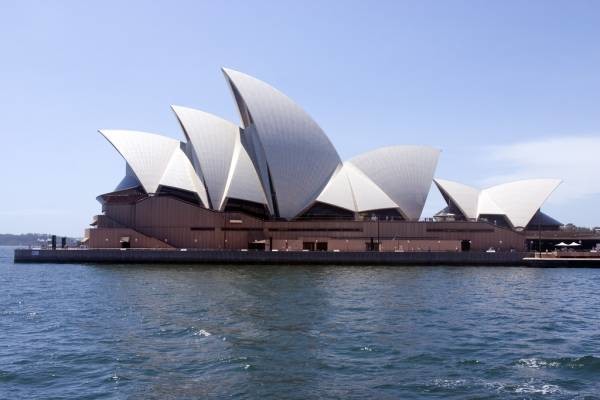 Police clear crowds from Sydney Opera House